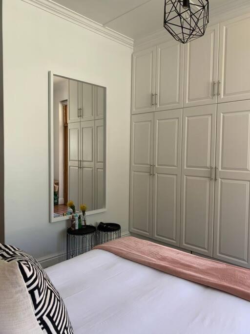 1-Bedroom Sea Point Gem - Perfect Location! Cape Town Eksteriør bilde