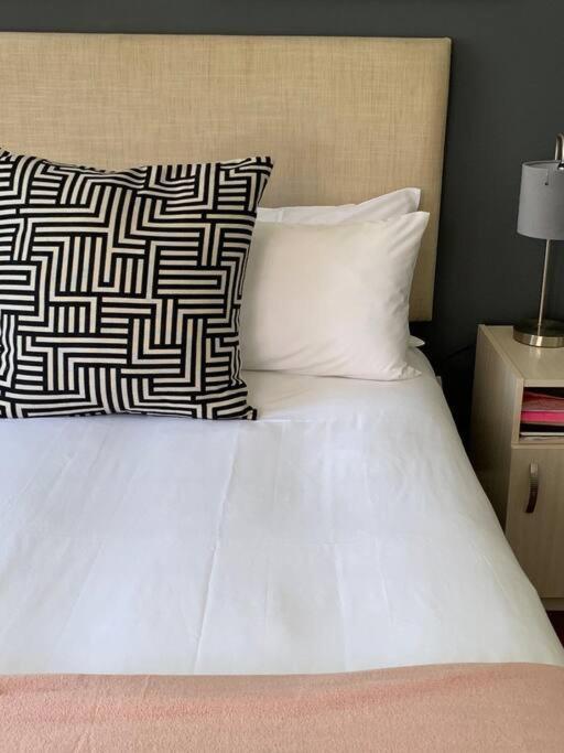 1-Bedroom Sea Point Gem - Perfect Location! Cape Town Eksteriør bilde