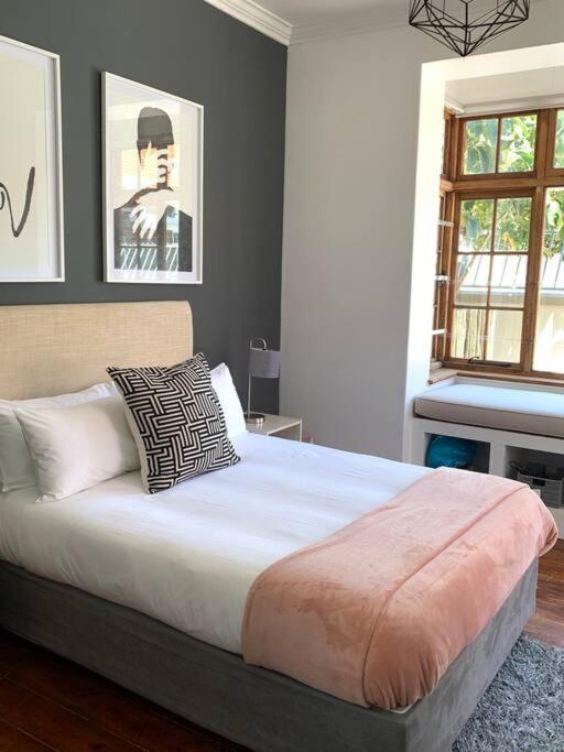 1-Bedroom Sea Point Gem - Perfect Location! Cape Town Eksteriør bilde